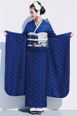 2025年のトレンド振袖_無地の振袖で自分だけの最強コーデ