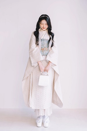 くすみカラーの振袖の写真